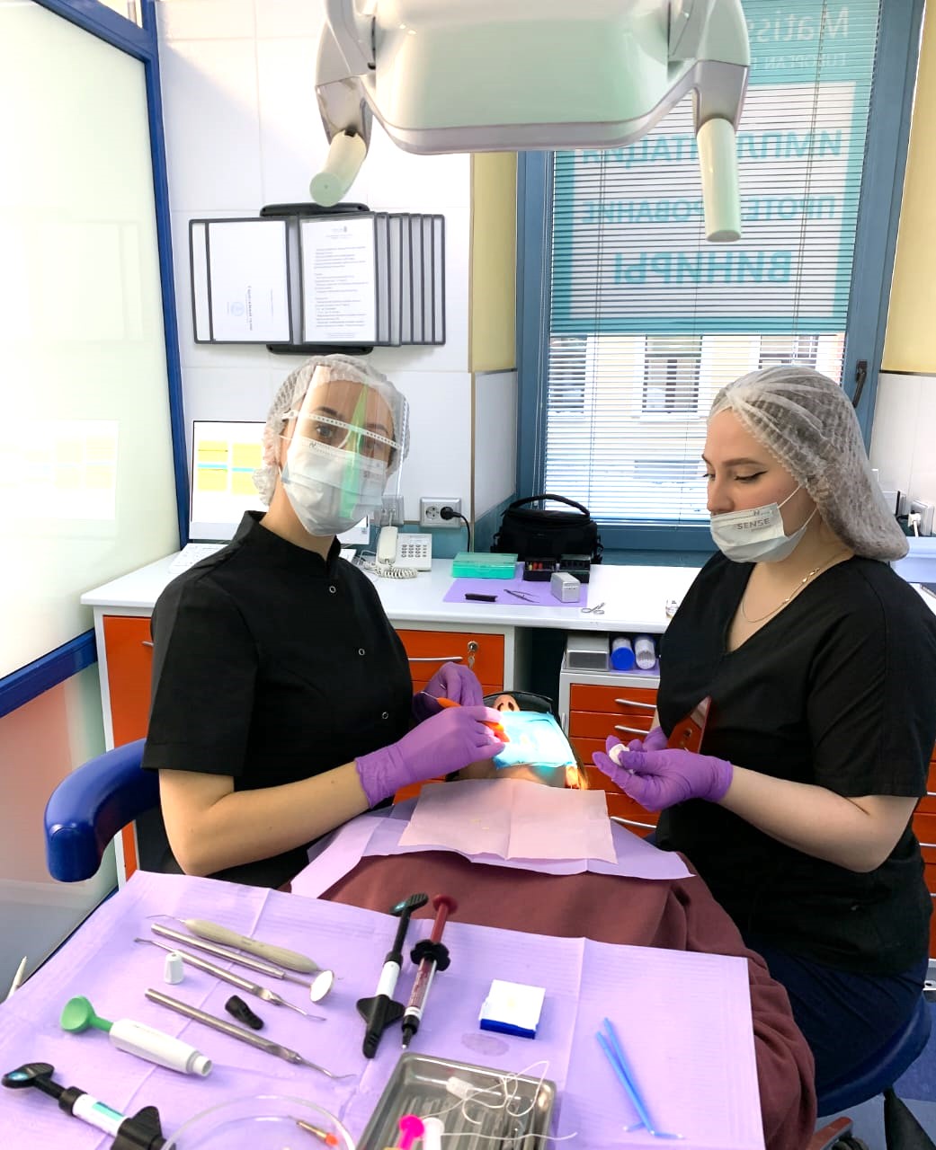 Процедура реминерализации эмали зубов